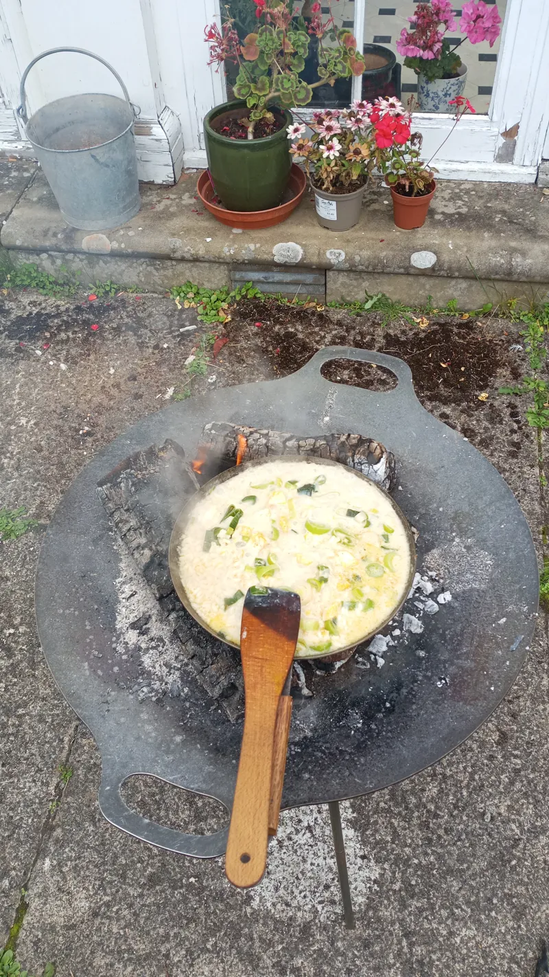 Netherton Foundry Spun Iron 'Glamping' Frying Pan 10 Inch with Oak Handle 1200g-1